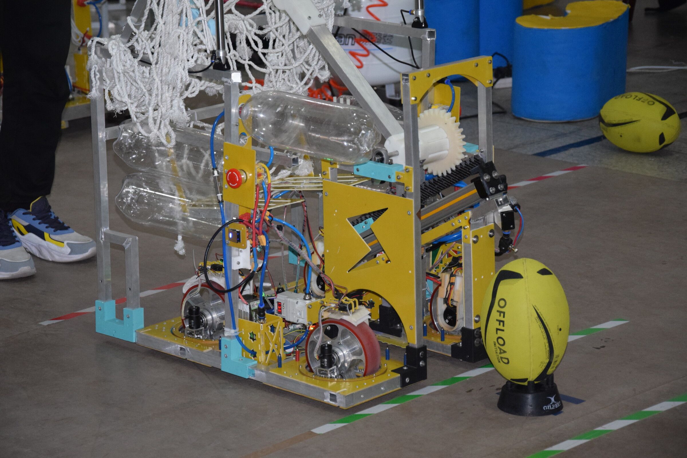 我校机器人队制作的tr 机器人